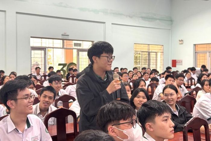 Học sinh tích cực trao đổi các nội dung về an ninh mạng được tuyên truyền.