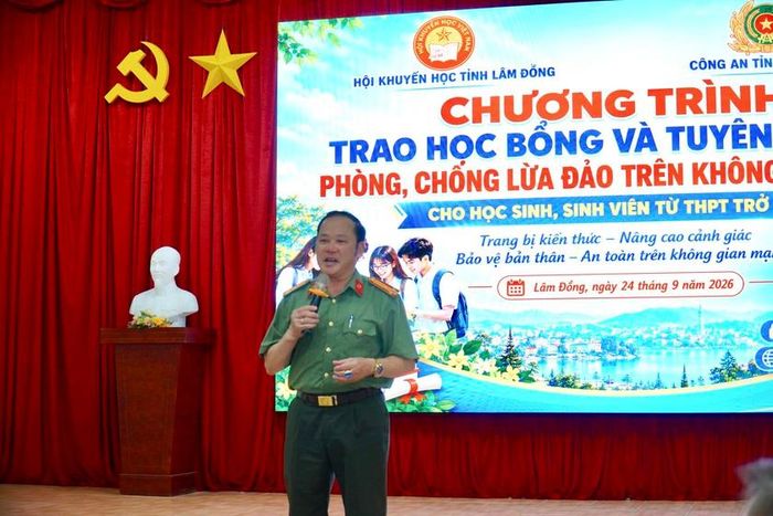 Cán bộ Phòng PA05 - Công an tỉnh Lâm Đồng tuyên truyền về phòng, chống lừa đảo trên không gian mạng.
