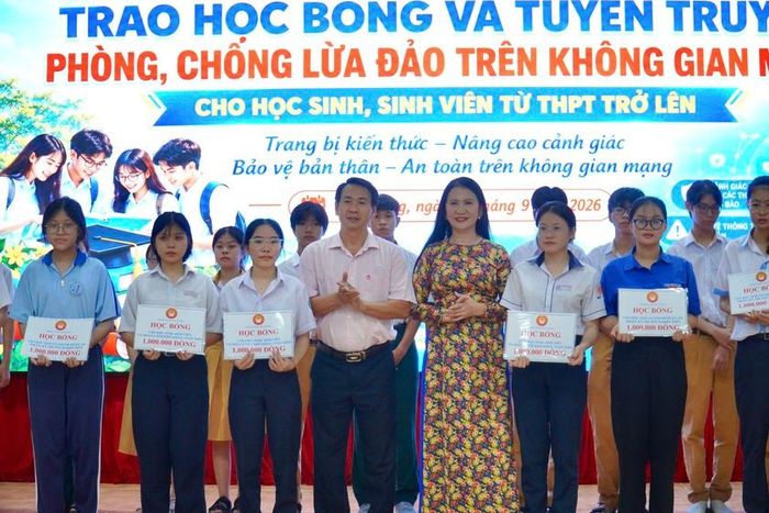 Chủ tịch Hội Khuyến học tỉnh Lâm Đồng Tôn Thị Ngọc Hạnh trao học bổng cho học sinh.