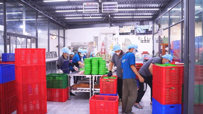 Mỗi công đoạn từ tiếp nhận nguyên liệu, sơ chế đến chế biến suất ăn đều được phân công trách nhiệm cụ thể.