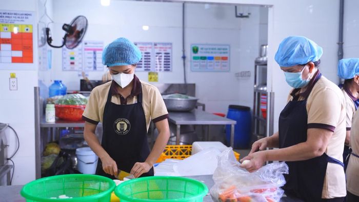Thực phẩm được kiểm tra, sơ chế trước khi đưa vào các công đoạn chế biến suất ăn.