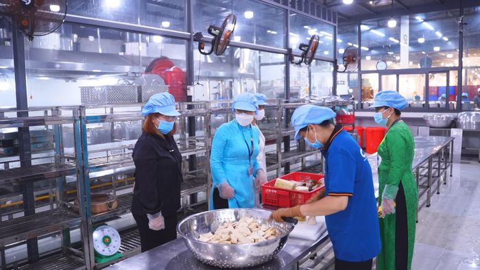 Trường THPT Gia Định duy trì lực lượng giám sát xuyên suốt quá trình từ nhập nguyên liệu đến khi học sinh sử dụng suất ăn.