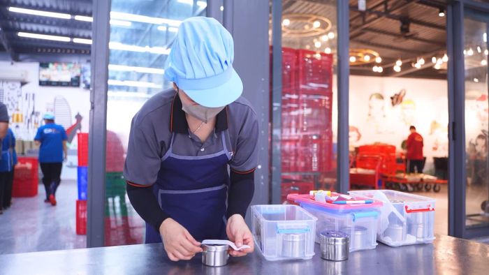 Lưu mẫu thức ăn không chỉ để kiểm tra khi cần, mà còn là cách lưu lại trách nhiệm của từng khâu trong suất ăn bán trú.