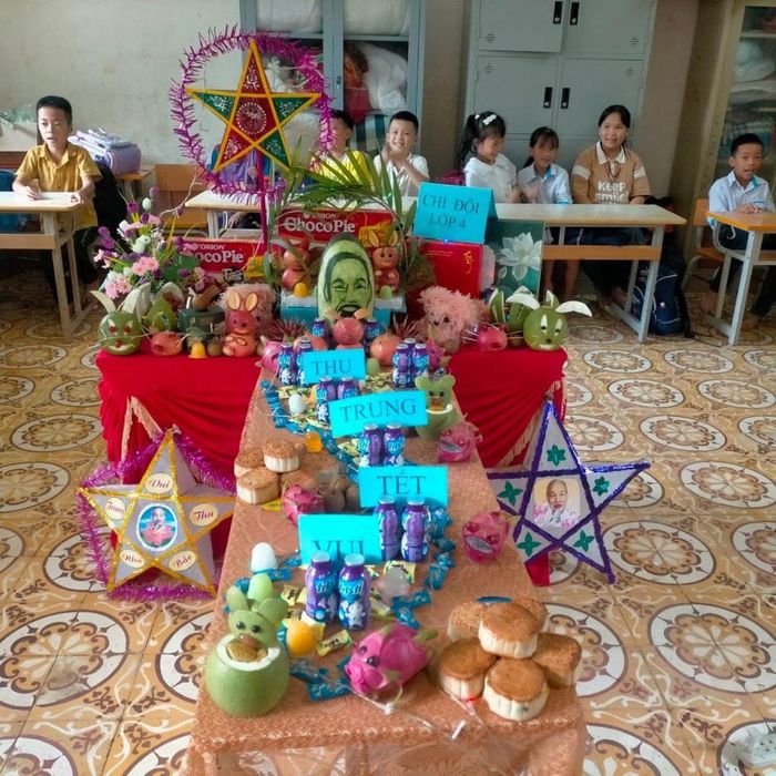 Mâm cỗ Trung thu bên chiếc đèn ông sao - những hình ảnh giản dị gắn với niềm vui tuổi thơ.