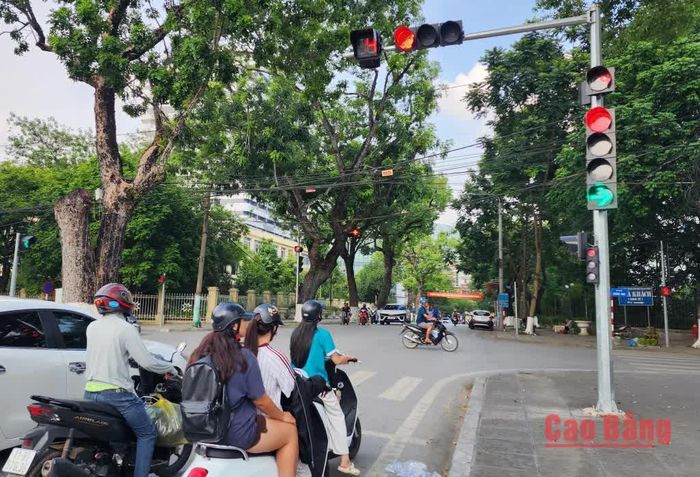 Hệ thống camera giám sát góp phần ghi nhận, phát hiện các trường hợp không chấp hành hiệu lệnh đèn tín hiệu giao thông.