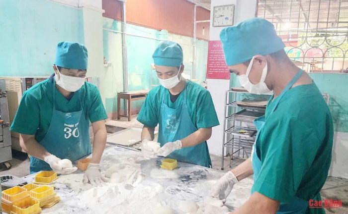 Cơ sở Minh Thu đảm bảo an toàn vệ sinh thực phẩm trong các khâu làm bánh.