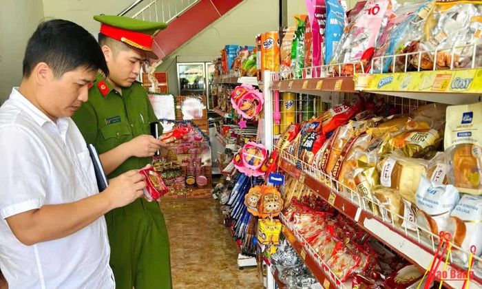 Đoàn kiểm tra liên ngành an toàn thực phẩm kiểm tra các cơ sở sản xuất, kinh doanh thực phẩm trên địa bàn nhằm bảo đảm an toàn thực phẩm trong dịp Tết Trung thu năm 2026. 