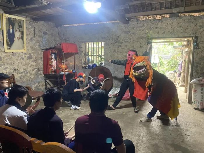 Trước mỗi buổi luyện tập hoặc biểu diễn, các thành viên Đội múa Kỳ lằn Bản Chu đều thực hiện nghi lễ thắp hương xin phép “bà tiên”.