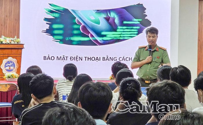 Công an tỉnh Cà Mau tuyên truyền pháp luật về an ninh mạng và bảo vệ dữ liệu cá nhân cho sinh viên Trường Ðại học Bình Dương Phân hiệu Cà Mau.