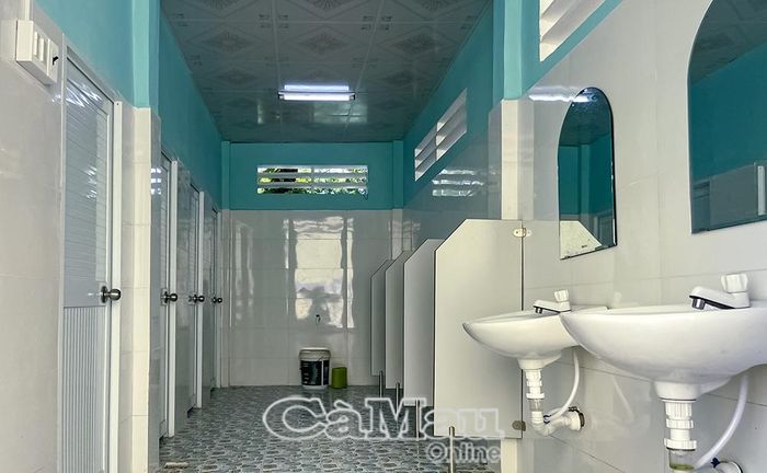 Nhà vệ sinh được sửa chữa, nâng cấp tại Trường Tiểu học Phước Long, xã Vĩnh Phước.