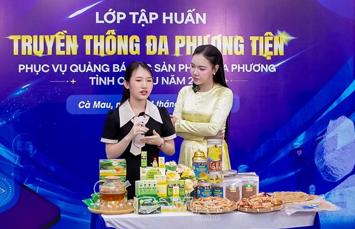 Các bạn trẻ học hỏi, tìm cách nâng giá trị OCOP gắn với du lịch trong thời đại số.
