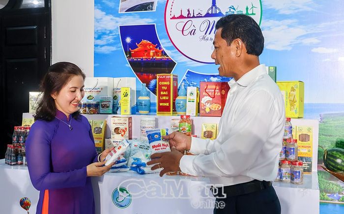 PGS.TS Ngô Thị Thu Trang, Viện trưởng Viện Nghiên cứu Khoa học, Xã hội và Nhân văn, được giới thiệu về những sản phẩm OCOP của Cà Mau. (Ảnh chụp tại Hội nghị tổng kết Chương trình liên kết hợp tác phát triển du lịch Thành phố Hồ Chí Minh và đồng bằng sông Cửu Long giai đoạn 2020-2025).