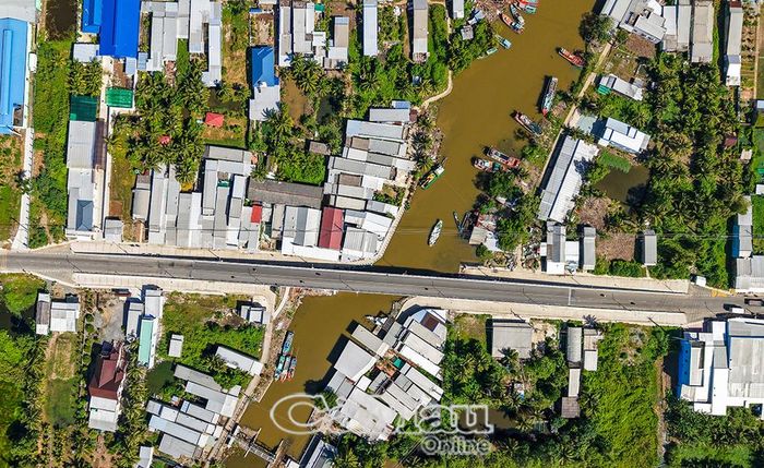 Cầu Kênh Mới, một trong những cây cầu lớn trên tuyến thuộc “Dự án đầu tư nâng cấp, mở rộng tuyến đường U Minh - Khánh Hội” tạo nên sức bật cho xứ biển.