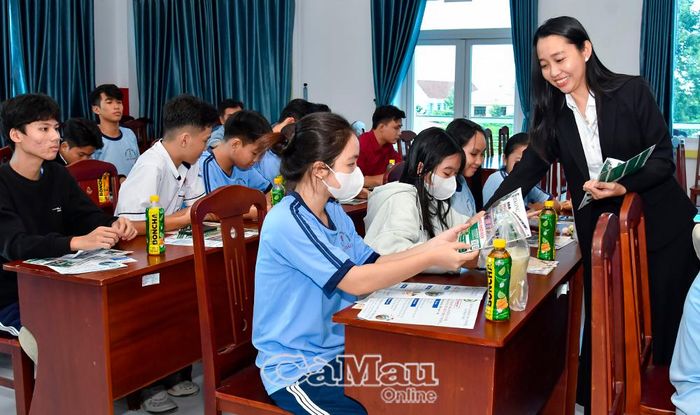 Làm việc tại Công ty Cổ phần Cung ứng Nhân lực Mêkông, chị Nguyễn Thuý Kha tiếp tục truyền cảm hứng, khuyến khích các bạn trẻ tự tin vươn ra thế giới lập nghiệp.