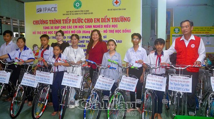 Tại chương trình, các đại biểu trao tặng 10 xe đạp cho các em học sinh khó khăn về phương tiện đến trường.