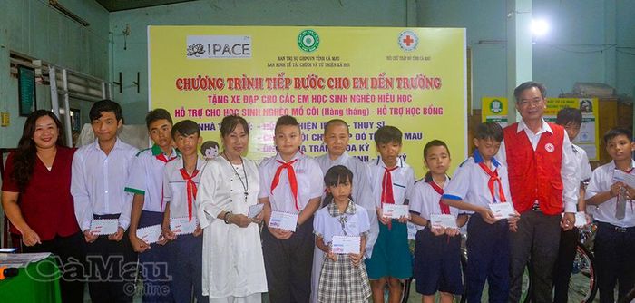 Các em học sinh có hoàn cảnh khó khăn được lựa chọn hỗ trợ trong dự án “Chữ thập đỏ - Tiếp bước em thơ”.