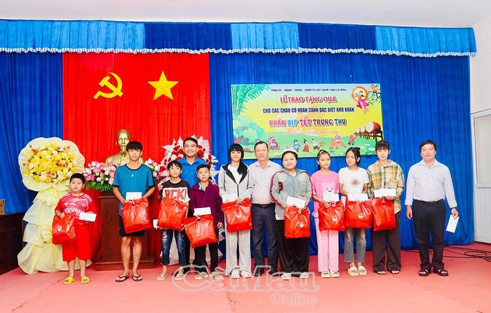 Anh Trần Đăng Khoa, Phó Bí thư Thường trực Tỉnh đoàn Cà Mau (thứ 4 từ trái sang), cùng lãnh đạo phường An Xuyên tặng quà Trung thu cho trẻ em khu lưu cư Khóm 16.