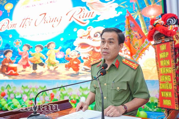 Đại tá Lê Tấn Vinh, Phó Bí thư Đảng uỷ, Phó Giám đốc Công an tỉnh, phát biểu chúc mừng Tết Trung thu.