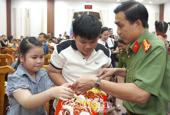 Đại tá Lê Tấn Vinh trao quà Trung thu cho các bé là con cán bộ, chiến sĩ.
