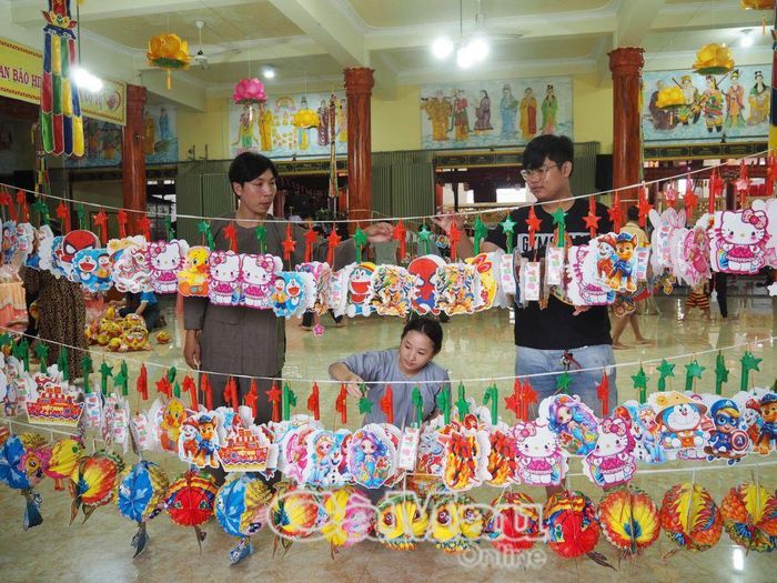 Những chiếc lồng đèn, phần quà bánh được Ban tổ chức chuẩn bị từ sớm để đón các em nhỏ.