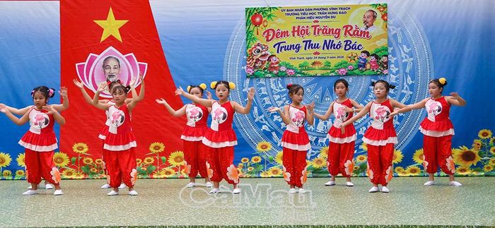  Một tiết mục văn nghệ của học sinh Trường Tiểu học Trần Hưng Đạo, phân hiệu Nguyễn Du.