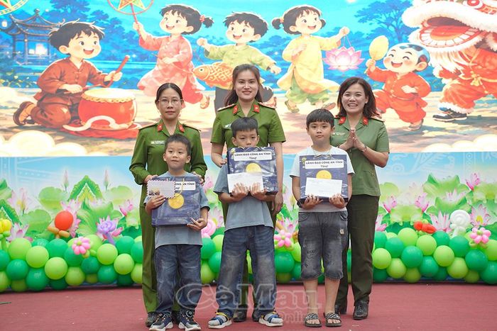 Hội Phụ nữ Công an tỉnh trao quà cho các thiếu nhi là con đỡ đầu. Các cấp Hội Phụ nữ Công an trong tỉnh đang nhận đỡ đầu 5 trẻ mồ côi từ năm 2022 đến nay.