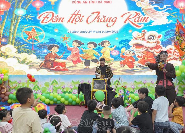 Tiết mục biểu diễn ảo thuật và giao lưu với Chú Cuội tại chương trình “Đêm hội Trăng rằm”.