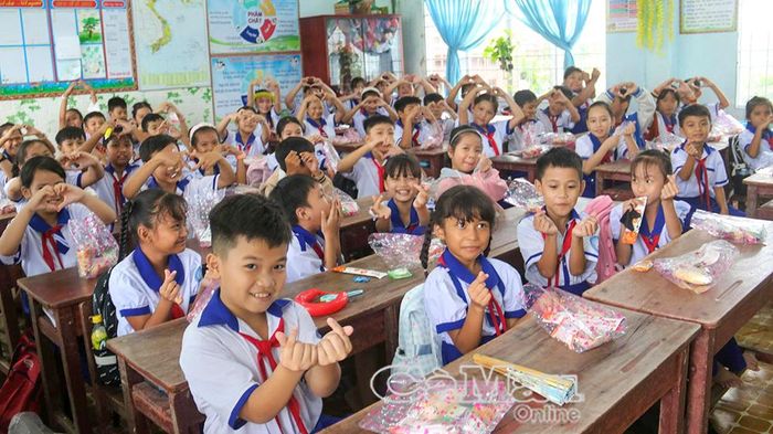 Học sinh Trường Tiểu học Trần Hưng Đạo, phân hiệu Nguyễn Du phấn khởi nhận quà Trung thu.