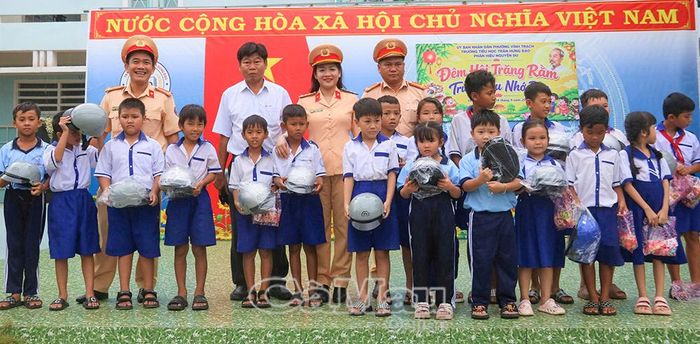  Đại diện Đội Cảnh sát giao thông khu vực số 2 - khu vực Bạc Liêu trao 30 nón bảo hiểm tặng học sinh.