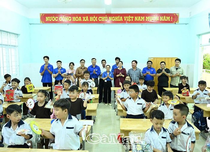  Hơn 300 phần quà được trao tặng học sinh Trường Tiểu học Trần Hưng Đạo, phân hiệu Trần Đại Nghĩa.