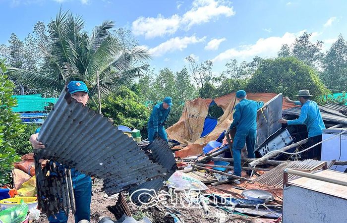 Các lực lượng hỗ trợ gia đình ông Nguyễn Văn Bé khắc phục hậu quả sau trận lốc xoáy.