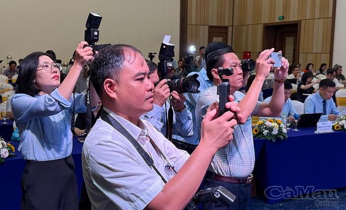 Các phóng viên tác nghiệp tại Hội nghị tập huấn kỹ năng tuyên truyền APEC Việt Nam 2027.