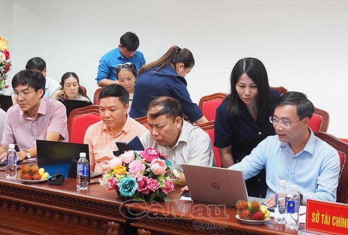 Tại buổi làm việc, Đoàn nghiệm thu phối hợp với Ban Chỉ đạo tỉnh Cà Mau kiểm tra, đối chiếu trực tiếp hồ sơ, tài liệu, dữ liệu trên hệ thống và xác minh số liệu đối với một số đơn vị được chọn.