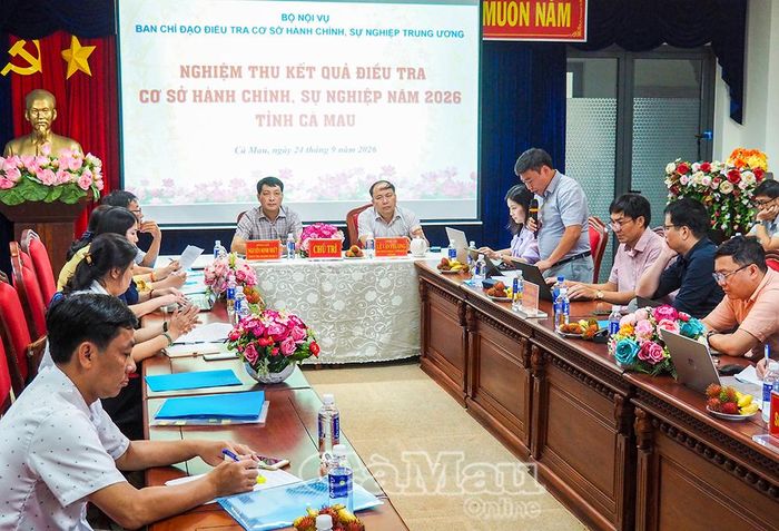 Thành viên Đoàn nghiệm thu cơ sở hành chính, sự nghiệp Trung ương đóng góp ý kiến, hoàn thiện kết quả điều tra cơ sở hành chính, sự nghiệp năm 2026 trên địa bàn tỉnh Cà Mau.