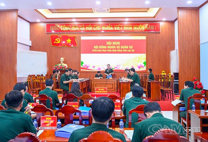 Đồng chí Đinh Thị Mừng, Phó Bí thư Đảng uỷ, Chủ tịch UBND xã Tân Lộc, điều hành Hội nghị Hội đồng Nghĩa vụ quân sự triển khai thực hiện lệnh động viên cục bộ.