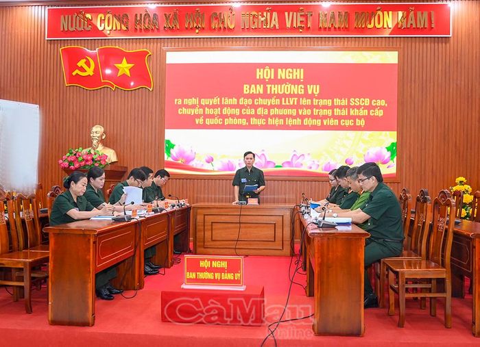 Đồng chí Huỳnh Hảnh, Bí thư Đảng uỷ, Chủ tịch HĐND xã Tân Lộc, điều hành Hội nghị Ban Thường vụ Đảng uỷ ra nghị quyết lãnh đạo chuyển lực lượng vũ trang lên trạng thái sẵn sàng chiến đấu cao, chuyển hoạt động của địa phương vào trạng thái khẩn cấp về quốc phòng.