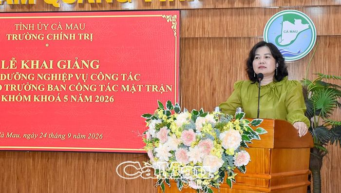 Đồng chí Võ Thị Ngọc Hân, Tỉnh uỷ viên, Phó Chủ tịch Uỷ ban MTTQ Việt Nam tỉnh Cà Mau, phát biểu tại lớp bồi dưỡng.