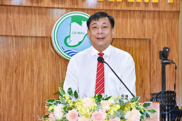 Tiến sĩ Phạm Thanh Tâm, Phó Hiệu trưởng Trường Chính trị tỉnh Cà Mau, phát biểu khai giảng lớp bồi dưỡng.