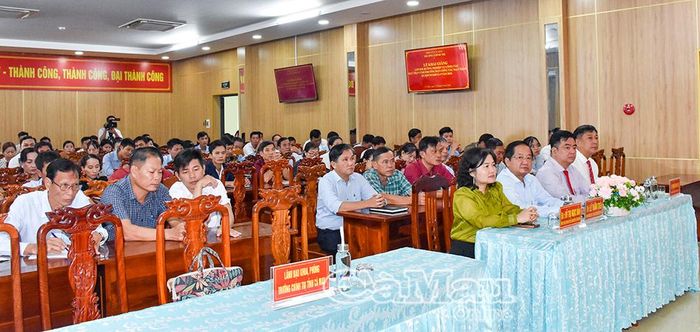 Các đại biểu dự khai giảng lớp bồi dưỡng nghiệp vụ công tác Mặt trận cho Trưởng Ban công tác Mặt trận ấp, khóm khoá 5.