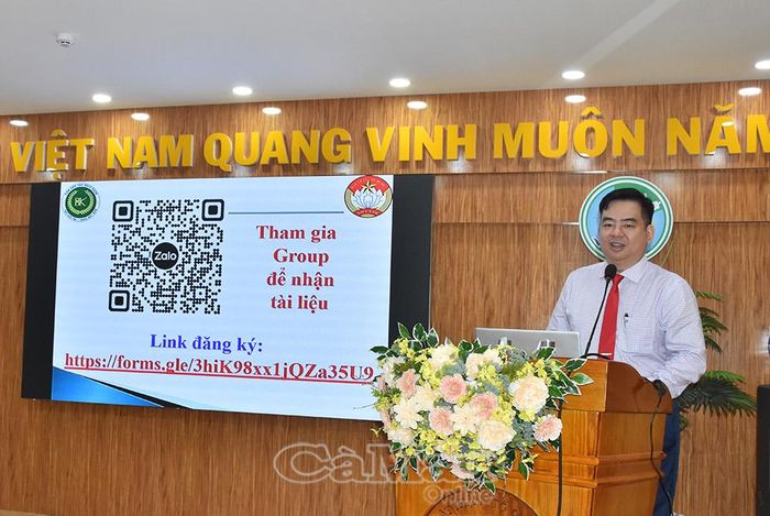 Tiến sĩ Lâm Văn Toàn, Viện trưởng Viện Đào tạo Bách khoa, triển khai chuyên đề “Chuyển đổi số trong công tác Mặt trận tỉnh Cà Mau”.