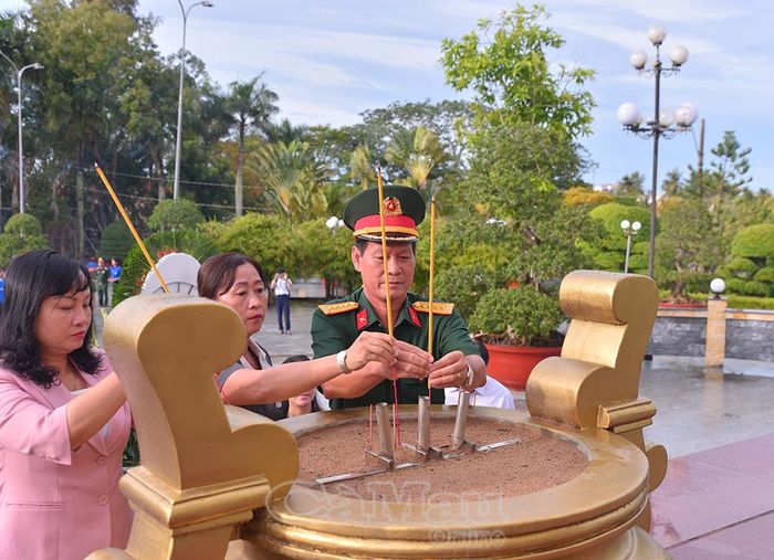 Các đại biểu dâng hương, tưởng niệm các Anh hùng liệt sĩ.
