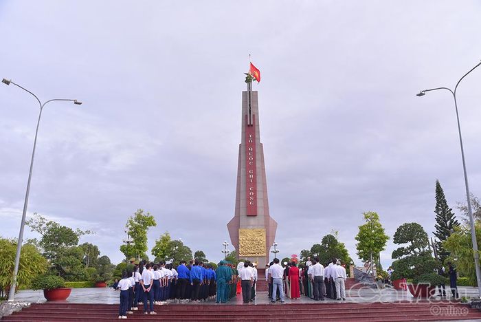 Các đại biểu làm lễ viếng tại Nghĩa trang Liệt sĩ tỉnh Cà Mau, xã Hoà Bình, trước khi triển khai khai quật các phần mộ.