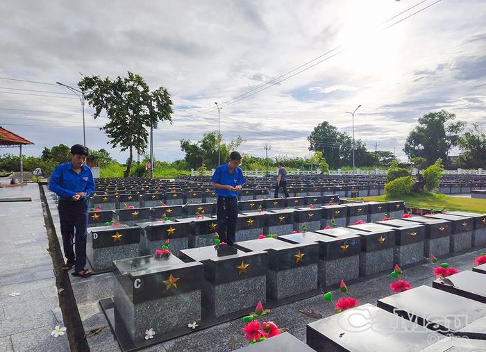 Học sinh, đoàn viên, thanh niên địa phương dâng hương tại các phần mộ liệt sĩ.