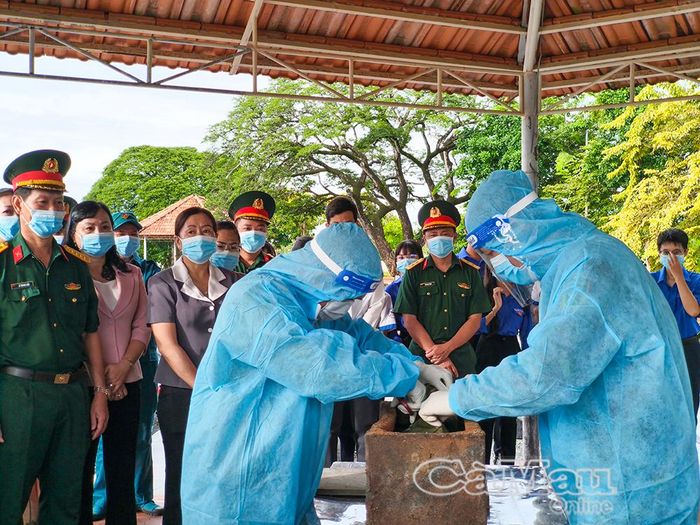 Tổ y tế tiến hành lấy mẫu sinh phẩm hài cốt liệt sĩ.