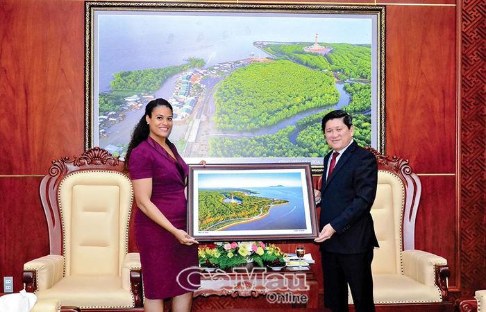 Phó Chủ tịch UBND tỉnh Cà Mau Lê Văn Sử tặng bà Raïssa Marteaux, Tổng Lãnh sự Vương quốc Hà Lan tại Thành phố Hồ Chí Minh bức ảnh Mũi Cà Mau nhân chuyến thăm và làm việc của Tổng Lãnh sự tại tỉnh Cà Mau vào ngày 1/7/2026. Ảnh: THANH HẢI