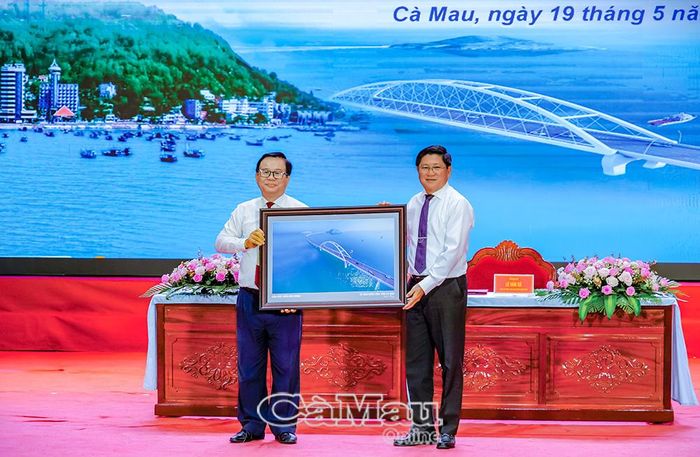 Phó Chủ tịch UBND tỉnh Lê Văn Sử (bìa phải) tặng quà lưu niệm là bức tranh phối cảnh công trình cầu vượt biển ra đảo Hòn Khoai đến lãnh đạo Trường Ðại học Bà Rịa - Vũng Tàu tại hội thảo ngày 19/5/2026. Ảnh: HỒNG PHƯỢNG