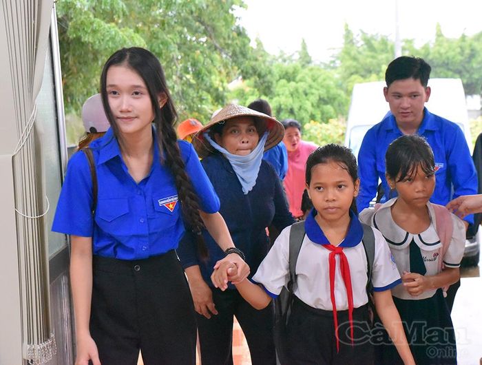 Dù trời mưa, hơn 200 học sinh tại xã Ninh Quới vẫn đến tham gia chương trình Trung thu.