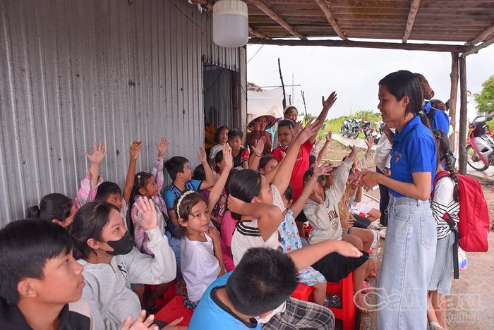 Những trò chơi tập thể dưới mái hiên mang đến niềm vui cho trẻ em vùng cửa biển.