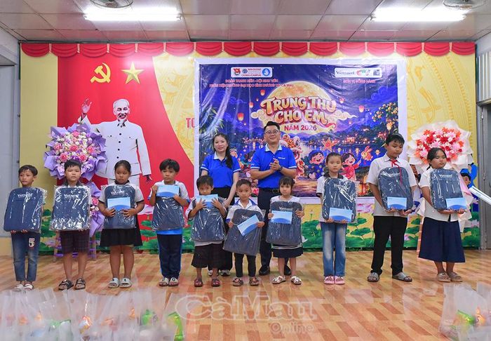 Vietravel Cà Mau trao 20 suất học bổng cho học sinh có hoàn cảnh khó khăn tại Ninh Quới.