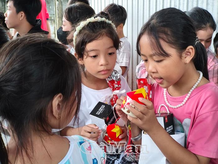 Chương trình “Lồng đèn thắp sáng ước mơ” mang niềm vui Trung thu đến với trẻ em vùng cửa biển.